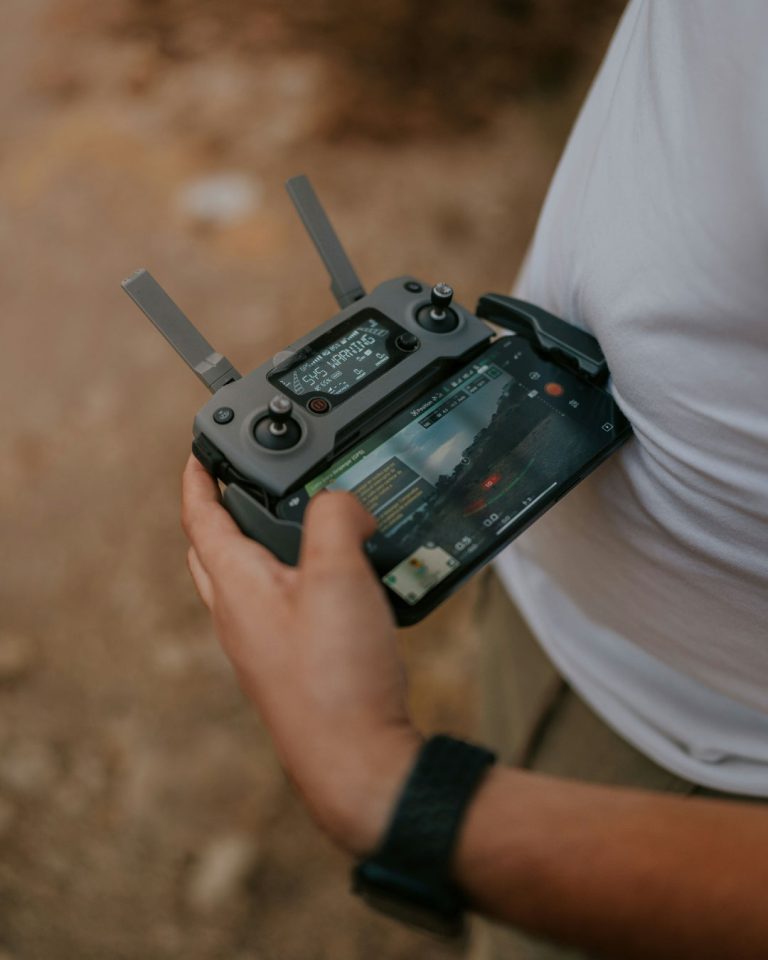 Persona trabajando en terreno con un gps